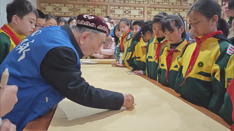 Jeunes artistes explorent l’architecture traditionnelle chinoise à l’occasion de la Journée des enfants Jeunes artistes explorent l'architecture traditionnelle chinoise à l'occasion de la Journée des enfants video poster