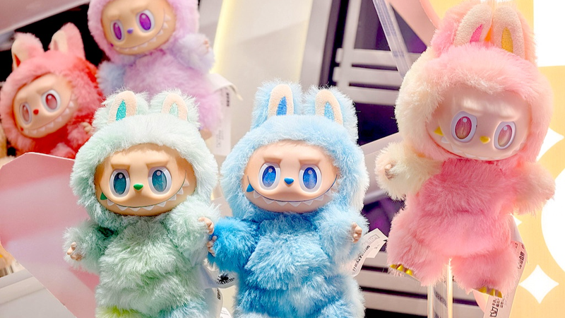 Labubu : Le Jouet en Peluche à Crocs Qui Conquiert la Jeunesse Mondiale Labubu : Le Jouet en Peluche à Crocs Qui Conquiert la Jeunesse Mondiale