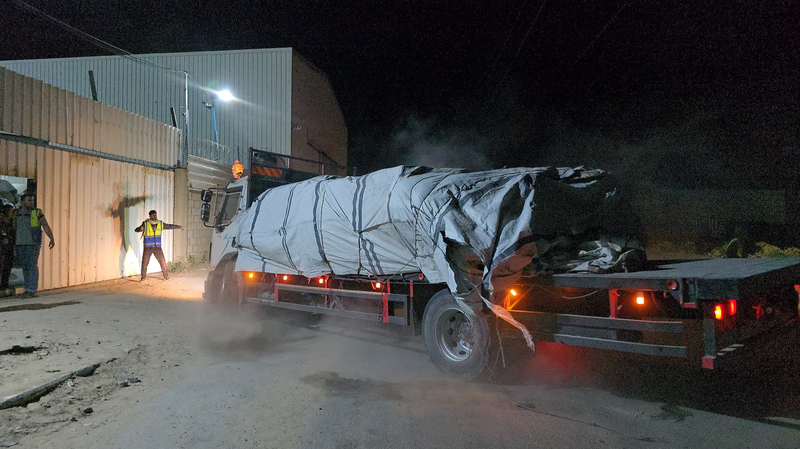 Les camions d'aide retardés entrent à Gaza sous une pression croissante