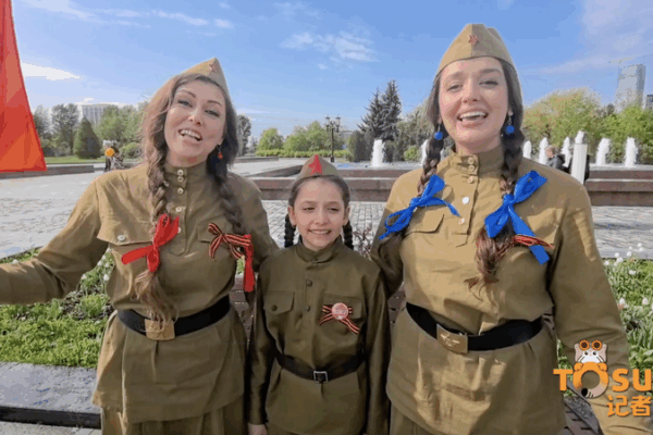 Trois générations chantent “Katyusha” à Moscou pour la victoire de la Seconde Guerre mondiale Trois générations chantent "Katyusha" à Moscou pour la victoire de la Seconde Guerre mondiale video poster