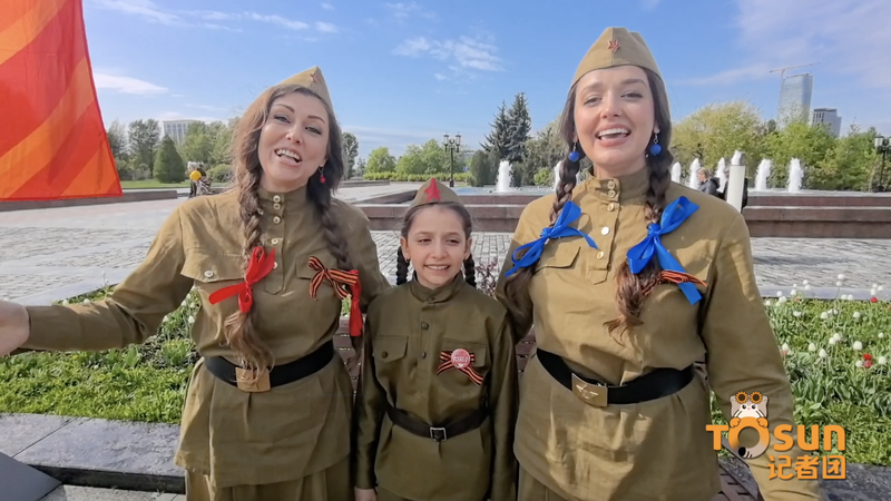 Trois générations chantent "Katyusha" à Moscou pour la victoire de la Seconde Guerre mondiale video poster