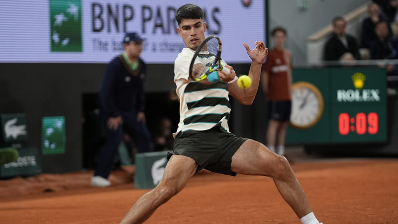 Alcaraz trébuche mais se propulse dans les huitièmes de l’Open de France Alcaraz trébuche mais se propulse dans les huitièmes de l'Open de France