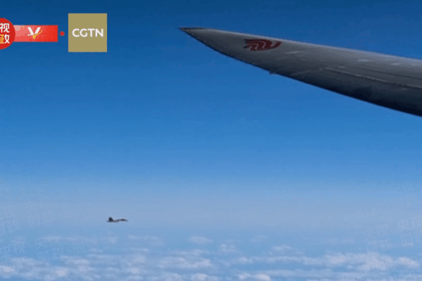 L’avion du président Xi escorté par des avions russes à son arrivée à Moscou L'avion du président Xi escorté par des avions russes à son arrivée à Moscou video poster