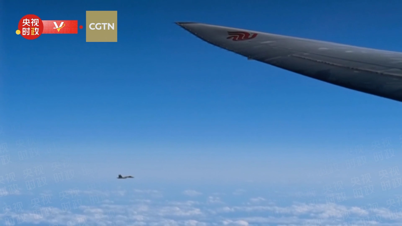 L'avion du président Xi escorté par des avions russes à son arrivée à Moscou video poster