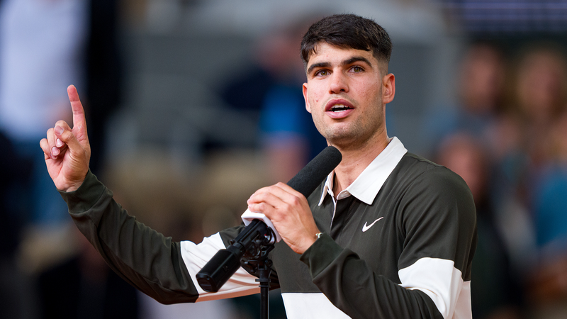 Alcaraz chante pour les fans à Roland-Garros après sa victoire au deuxième tour Alcaraz chante pour les fans à Roland-Garros après sa victoire au deuxième tour