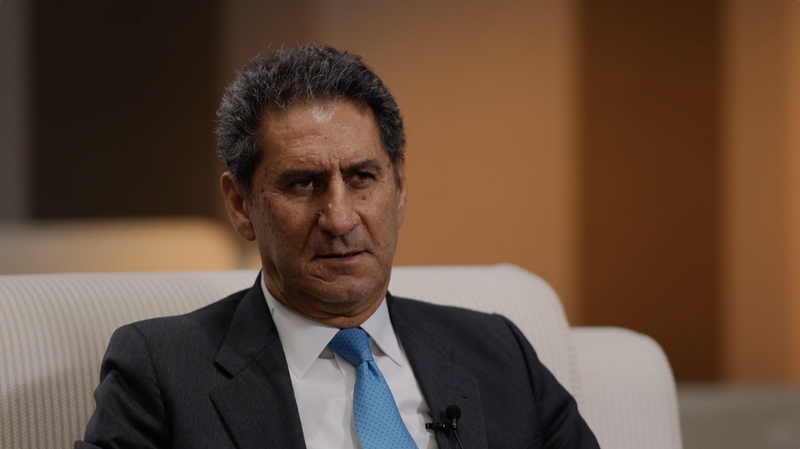 Les tarifs ralentissent la croissance, mais les énergies renouvelables restent robustes, déclare le chef de l'IRENA video poster