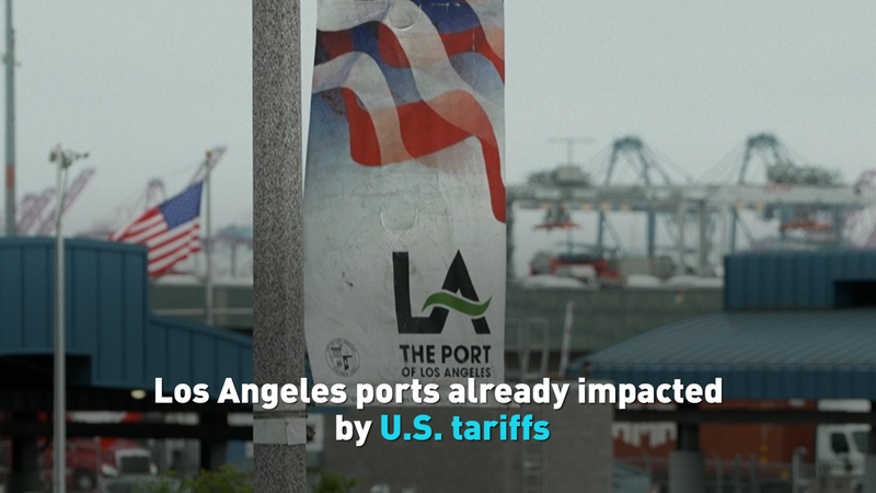 Les tarifs américains ralentissent les ports de Californie : impact sur l’emploi et les prix Les tarifs américains ralentissent les ports de Californie : impact sur l'emploi et les prix video poster
