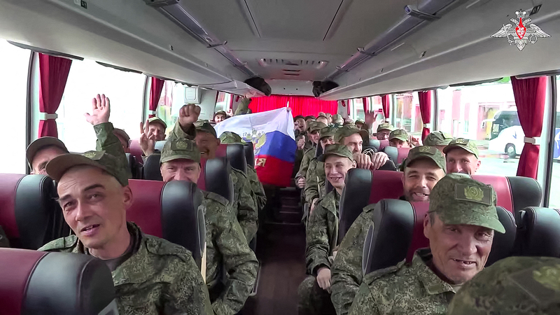 La Russie et l’Ukraine réalisent le plus grand échange de prisonniers (303 chacun) La Russie et l'Ukraine réalisent le plus grand échange de prisonniers (303 chacun)