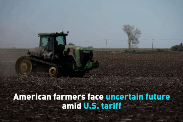 Les agriculteurs américains dans l’incertitude au milieu des tensions commerciales américaines Les agriculteurs américains dans l'incertitude au milieu des tensions commerciales américaines video poster