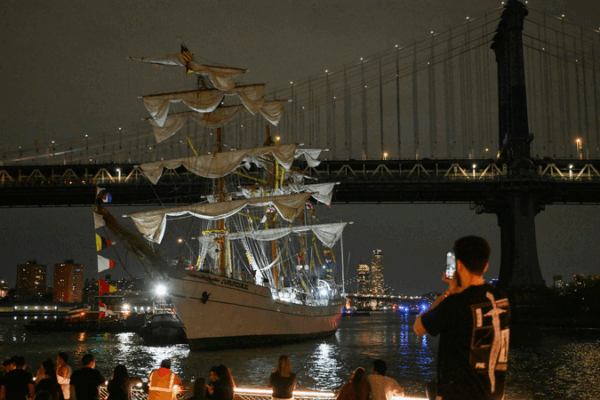 Un grand voilier de la Marine mexicaine heurte le pont de Brooklyn, deux morts Un_grand_voilier_de_la_Marine_mexicaine_heurte_le_pont_de_Brooklyn__deux_morts