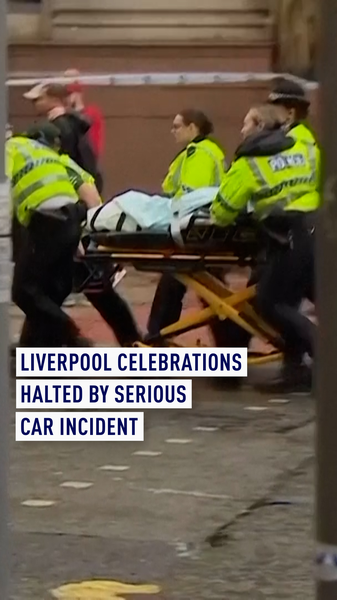 Une voiture percute la parade du Liverpool FC, blessant des dizaines Une_voiture_percute_la_parade_du_Liverpool_FC__blessant_des_dizaines video poster