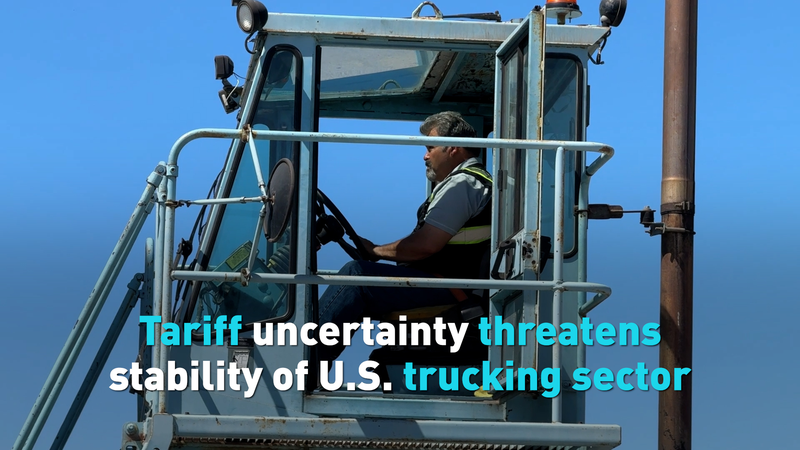 L’incertitude tarifaire met le secteur du transport routier américain sous tension L'incertitude tarifaire met le secteur du transport routier américain sous tension video poster
