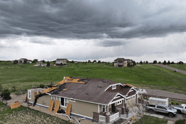 La région centrale des États-Unis se prépare alors que les tornades et les tempêtes laissent une traînée de destruction La région centrale des États-Unis se prépare alors que les tornades et les tempêtes laissent une traînée de destruction