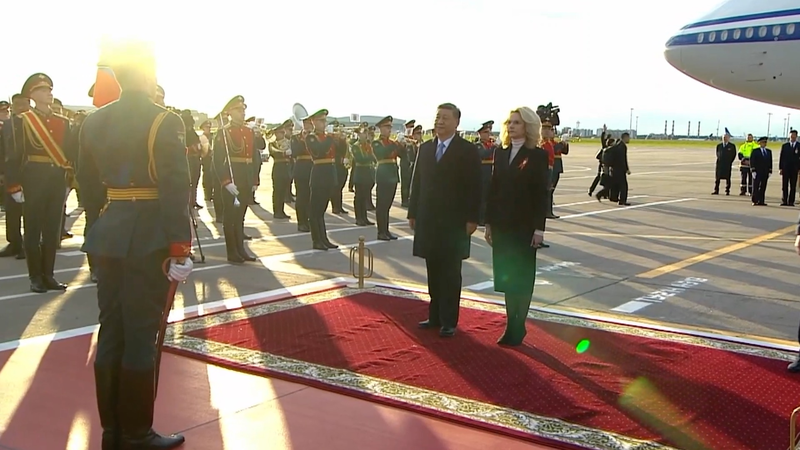 Xi Jinping atterrit à Moscou pour une cérémonie de bienvenue grandiose Xi Jinping atterrit à Moscou pour une cérémonie de bienvenue grandiose video poster