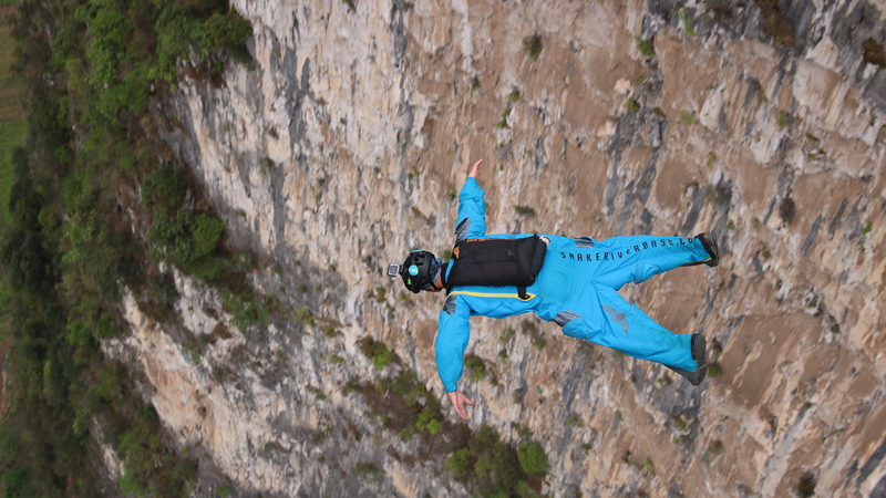 Le saut BASE extrême prend son envol au-dessus du Grand Canyon du Yunnan Le saut BASE extrême prend son envol au-dessus du Grand Canyon du Yunnan video poster
