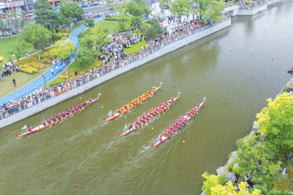 Fête des Bateaux-Dragons : Entendez les pagaies, goûtez la tradition Fête des Bateaux-Dragons : Entendez les pagaies, goûtez la tradition