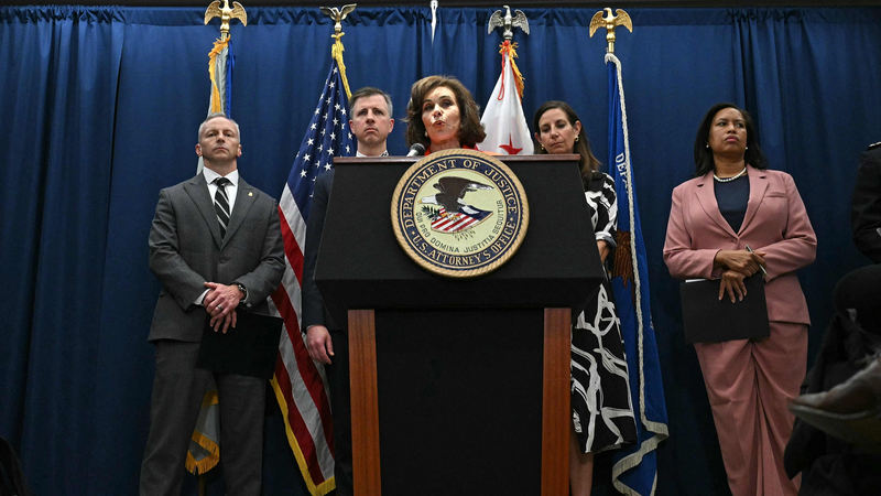 Fusillade à DC : Un suspect accusé du meurtre de deux employés de l’ambassade israélienne Fusillade à DC : Un suspect accusé du meurtre de deux employés de l'ambassade israélienne