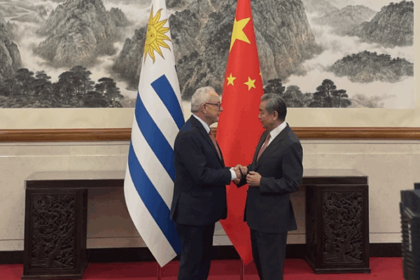 Les ministres des Affaires étrangères de la Chine et de l’Uruguay se rencontrent à Pékin Les ministres des Affaires étrangères de la Chine et de l'Uruguay se rencontrent à Pékin