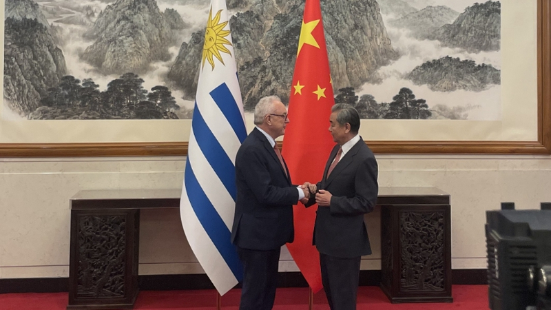 Les ministres des Affaires étrangères de la Chine et de l'Uruguay se rencontrent à Pékin