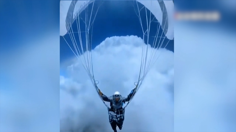 Phénomène d’aspiration des nuages : Vol de parapente à 8 600m au-dessus des montagnes de Qilian Phénomène d'aspiration des nuages : Vol de parapente à 8 600m au-dessus des montagnes de Qilian