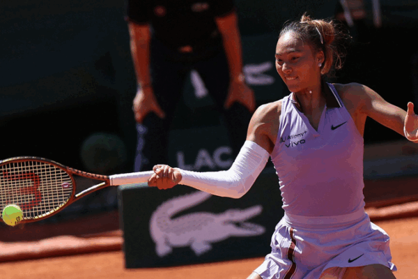 Zheng Qinwen atteint les huitièmes de finale de Roland-Garros sans perdre un set Zheng Qinwen atteint les huitièmes de finale de Roland-Garros sans perdre un set