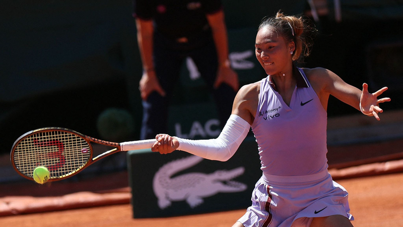 Zheng Qinwen atteint les huitièmes de finale de Roland-Garros sans perdre un set