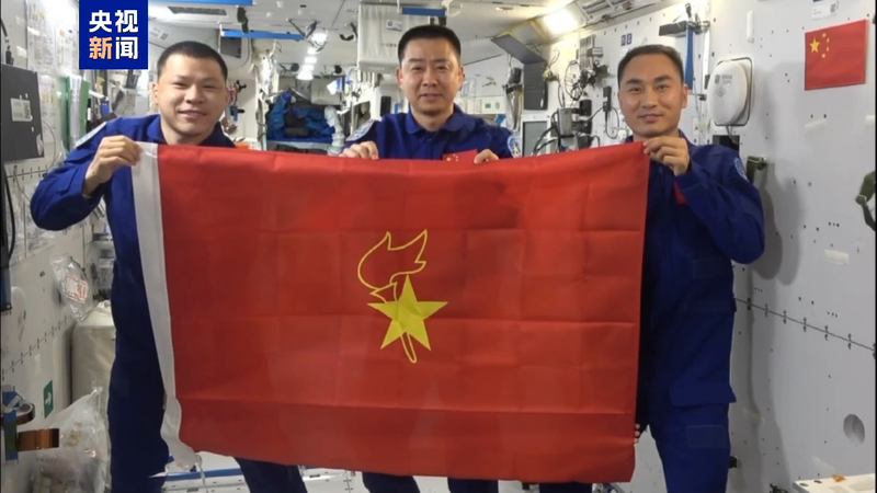 Les astronautes chinois célèbrent la Journée des enfants depuis la station spatiale Les astronautes chinois célèbrent la Journée des enfants depuis la station spatiale