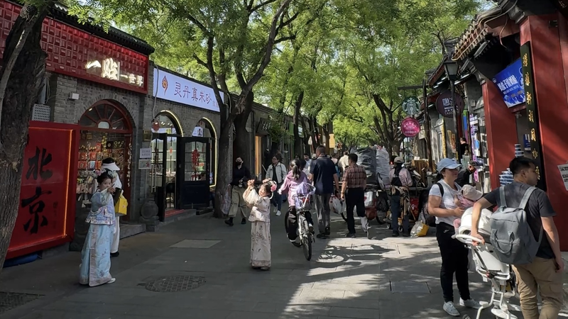 Au-delà des foules : Comment les habitants vivent à Pékin Au-delà des foules : Comment les habitants vivent à Pékin video poster