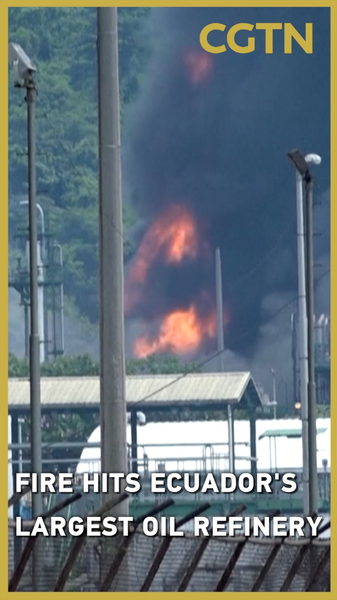 Incendie éclate à la raffinerie de pétrole d’Esmeraldas en Équateur Incendie éclate à la raffinerie de pétrole d'Esmeraldas en Équateur video poster