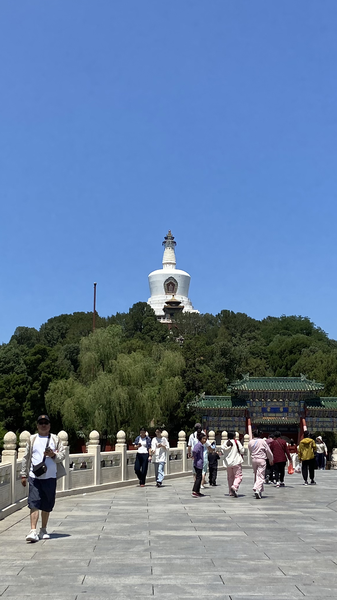 Découvrez le parc Beihai : l’oasis du jardin impérial de Pékin Découvrez le parc Beihai : l'oasis du jardin impérial de Pékin video poster