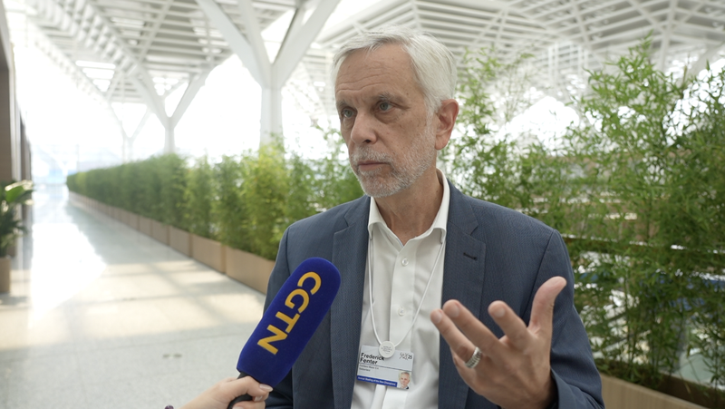 Les utilisateurs d’IA surpasseront les non-utilisateurs, avertit le directeur de Frontiers au Davos d’été Les utilisateurs d'IA surpasseront les non-utilisateurs, avertit le directeur de Frontiers au Davos d'été video poster