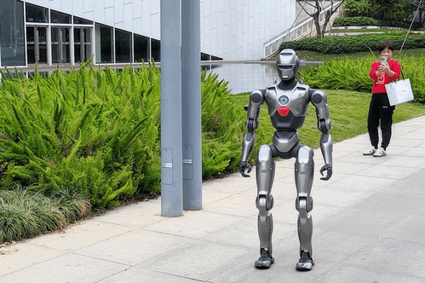 Le brevet d’EngineAI sur la marche aux jambes droites pour les robots humanoïdes Le brevet d'EngineAI sur la marche aux jambes droites pour les robots humanoïdes