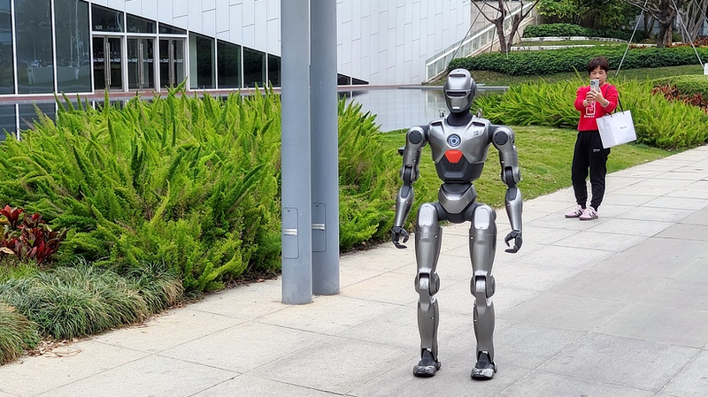 Le brevet d'EngineAI sur la marche aux jambes droites pour les robots humanoïdes