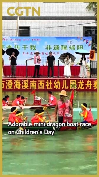 De petits pagayeurs brillent lors d’une mini-course de bateaux-dragons pour la Journée des enfants De petits pagayeurs brillent lors d'une mini-course de bateaux-dragons pour la Journée des enfants video poster