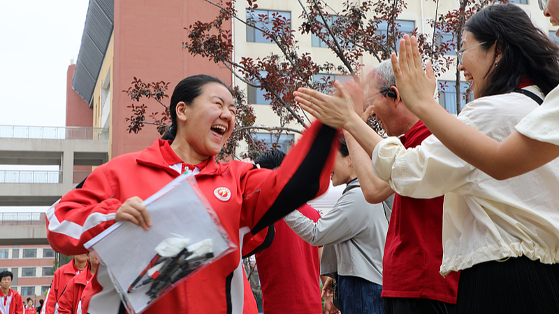 Jour 1 du Gaokao 2025: Rituels rouges, Tournesols et Esprit de communauté en Chine continentale Jour 1 du Gaokao 2025: Rituels rouges, Tournesols et Esprit de communauté en Chine continentale