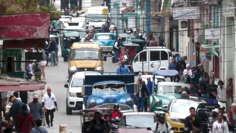 Les Cubains Répondent à l’Interdiction de Voyage des États-Unis avec Anticipation et Résolution Les Cubains Répondent à l'Interdiction de Voyage des États-Unis avec Anticipation et Résolution video poster