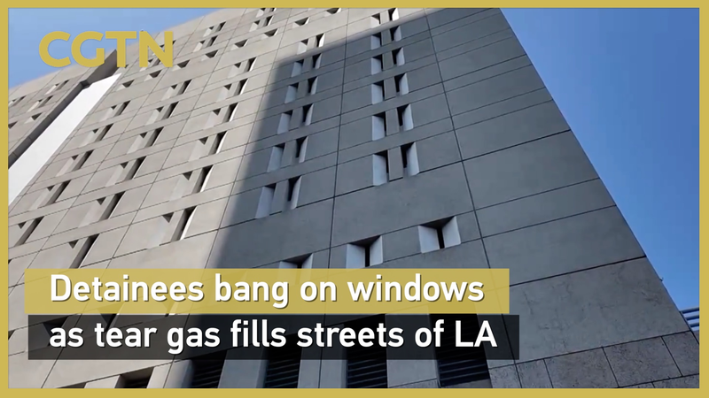 Les protestations à Los Angeles s’intensifient : du gaz lacrymogène envahit les rues tandis que les détenus frappent sur les fenêtres Les protestations à Los Angeles s'intensifient : du gaz lacrymogène envahit les rues tandis que les détenus frappent sur les fenêtres video poster