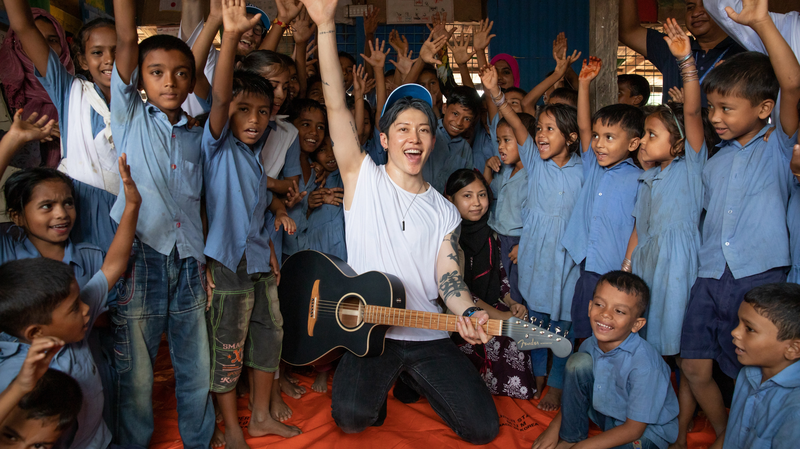 MIYAVI amplifie l’espoir lors de la Journée mondiale des réfugiés avec la musique MIYAVI amplifie l'espoir lors de la Journée mondiale des réfugiés avec la musique video poster