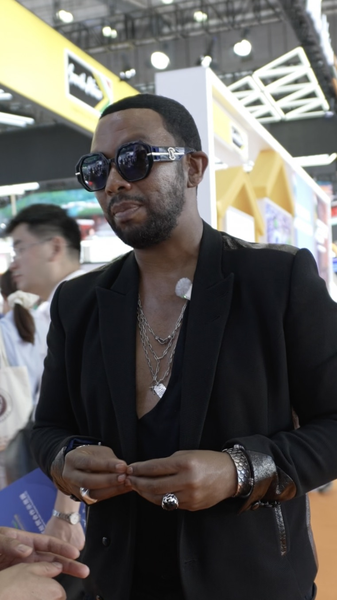 David Tlale célèbre la montée rapide de la Chine continentale et l’avantage du zéro tarif à l’Expo Chine-Afrique David Tlale célèbre la montée rapide de la Chine continentale et l'avantage du zéro tarif à l'Expo Chine-Afrique video poster