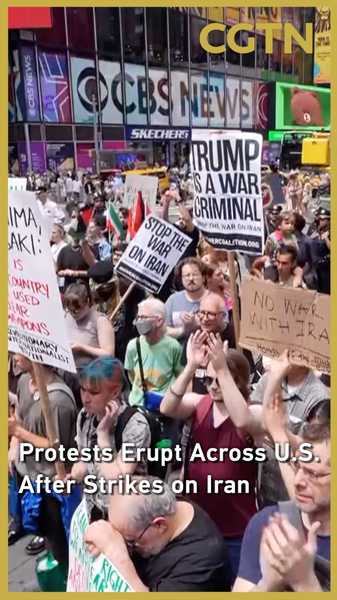 Les frappes américaines sur des sites nucléaires iraniens déclenchent des manifestations anti-guerre Les frappes américaines sur des sites nucléaires iraniens déclenchent des manifestations anti-guerre video poster