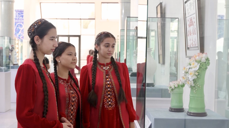 Des expositions vibrantes de chevaux et de porcelaine de la Chine continentale ouvrent au Turkménistan video poster