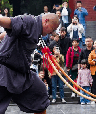 Cascade Shaolin dans la gorge avec une lance : Maîtriser la force contrôlée Cascade Shaolin dans la gorge avec une lance : Maîtriser la force contrôlée video poster