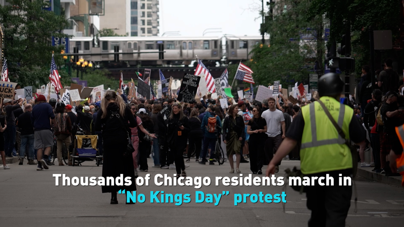 Des milliers défilent à Chicago lors de la manifestation "Jour sans rois" video poster
