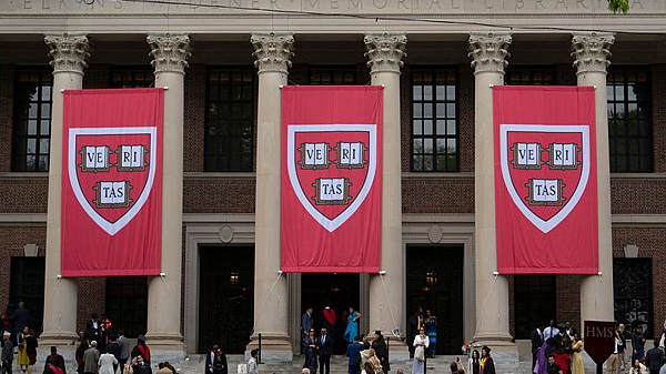 La suspension des visas américains pour les étudiants en route vers Harvard nuit à sa position mondiale La suspension des visas américains pour les étudiants en route vers Harvard nuit à sa position mondiale
