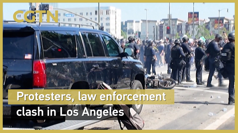 Les tensions montent à Los Angeles alors que la Garde nationale rejoint les manifestations contre l’immigration Les tensions montent à Los Angeles alors que la Garde nationale rejoint les manifestations contre l'immigration video poster