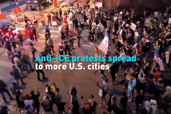 Des manifestations contre l’ICE éclatent dans les villes américaines Des manifestations contre l'ICE éclatent dans les villes américaines video poster