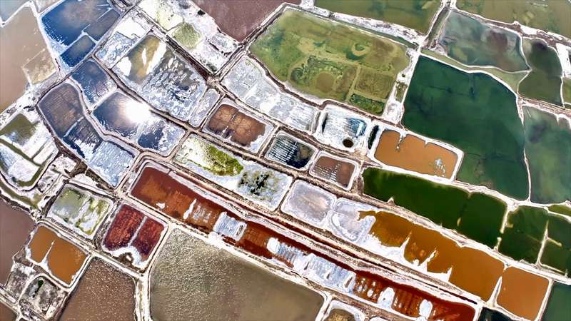 Le lac salé de Yuncheng s’illumine avec des teintes estivales Le lac salé de Yuncheng s'illumine avec des teintes estivales video poster