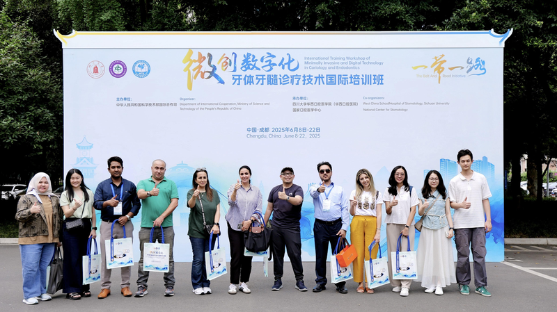 De jeunes dentistes du monde entier se réunissent à Chengdu pour un atelier de pointe De jeunes dentistes du monde entier se réunissent à Chengdu pour un atelier de pointe video poster