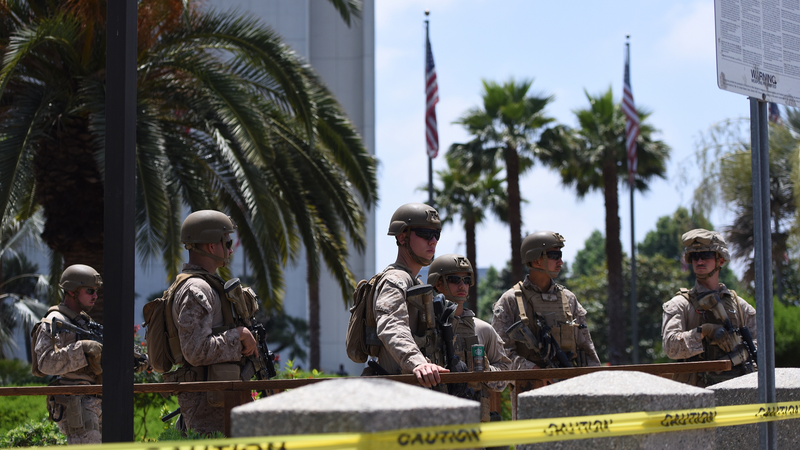 Les Marines américains détiennent le premier civil à Los Angeles avant des manifestations nationales Les Marines américains détiennent le premier civil à Los Angeles avant des manifestations nationales
