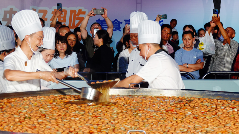 Une marmite géante vole la vedette au festival gastronomique du Hubei Une marmite géante vole la vedette au festival gastronomique du Hubei